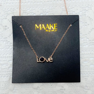 COLAR DOURADO PINGENTE LOVE E PONTO DE LUZ MAAKE