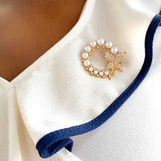 BROCHE DE PEROLAS E ZIRCÔNIAS MAAKE